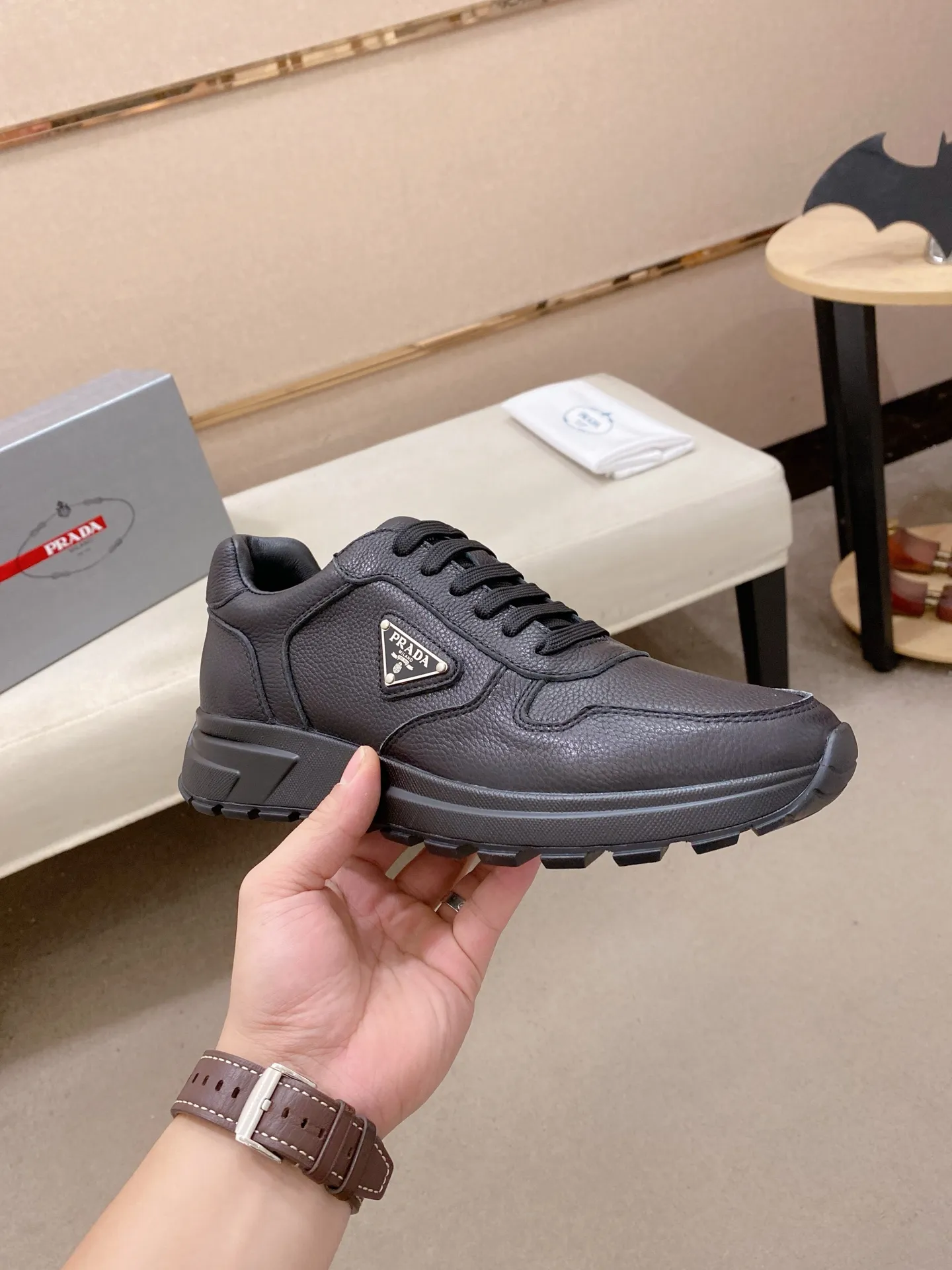 Factory price 560💰(High version) New Prada (Prada) high-top counters are on the market at the same time, new men's shoes, 😘fabrics are selected from waterproof technical cloth. First layer cowhide lining. 👍🏿Original molded anti-slip rubber outsole, with exquisite lines, simple and elegant, comfortable and high-end for leisure travel. Number of yards: 38 to 44. (Can be customized for 45.46.)
